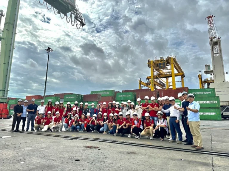 SINH VIÊN K61 CHUYÊN NGÀNH LOGISTICS VÀ QUẢN LÝ CHUỖI CUNG ỨNG VÀ TRẢI NGHIỆM THÚ VỊ KHI THAM QUAN CẢNG HẢI PHÒNG