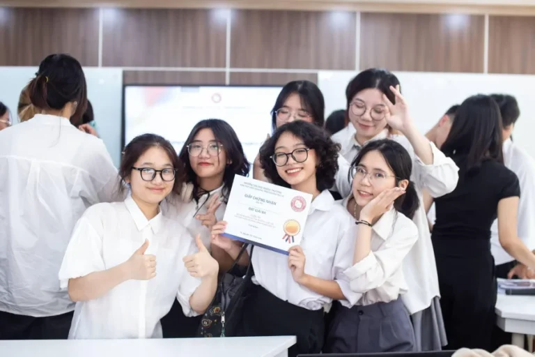 CUỘC THI “DỰ ÁN NGHIÊN CỨU THỊ TRƯỜNG XUẤT SẮC” CHO SINH VIÊN CHƯƠNG TRÌNH MARKETING SỐCUỘC THI “DỰ ÁN NGHIÊN CỨU THỊ TRƯỜNG XUẤT SẮC” 